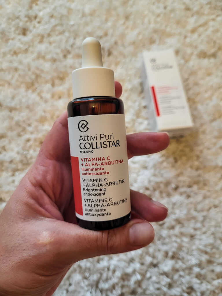 Recensione siero viso illuminante e rigenerante con vitamina C e Alfa arbutina di Collistar attivi puri. 